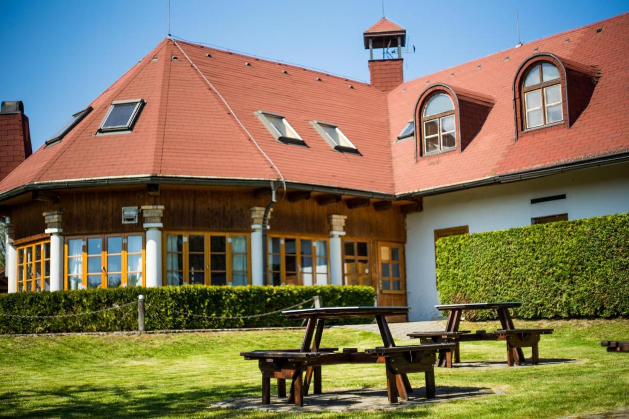 Penzion Terasa, Bed & Breakfast เวลเก โลซีนี ภายนอก รูปภาพ