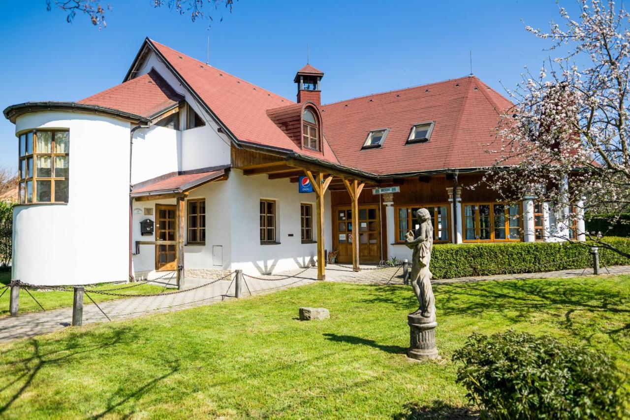 Penzion Terasa, Bed & Breakfast เวลเก โลซีนี ภายนอก รูปภาพ